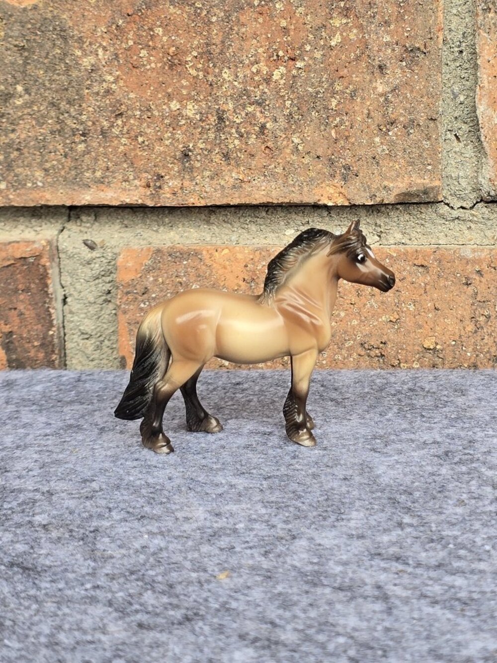 Breyer Stablemate Dun Highland Pony (6938) INV455